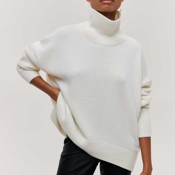 Casualowy sweter damski oversize z golfem, długi rękaw. Wygodny, ciepły i stylowy na jesienną i zimową aurę.
