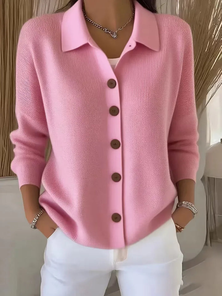 Wygodny sweter damski na zimę z ozdobnym dekoltem i guzikami