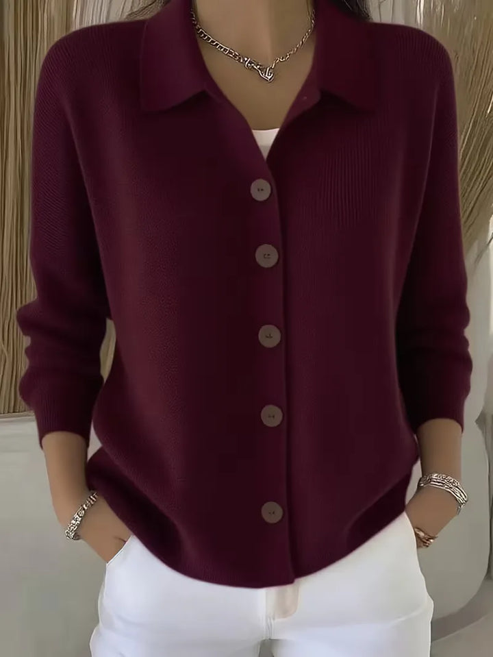 Elegancki sweter rozpinany z kołnierzem prezentowany na sylwetce