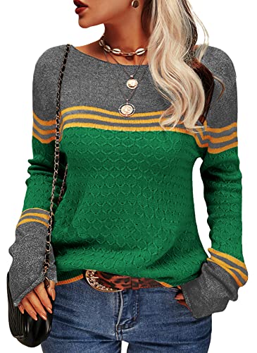 Modelka w modnym swetrze damskim w paski, widok z przodu, casualowy look.