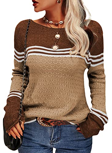 Damski sweter w paski na modelce, widok z boku, podkreślający wygodę i styl.