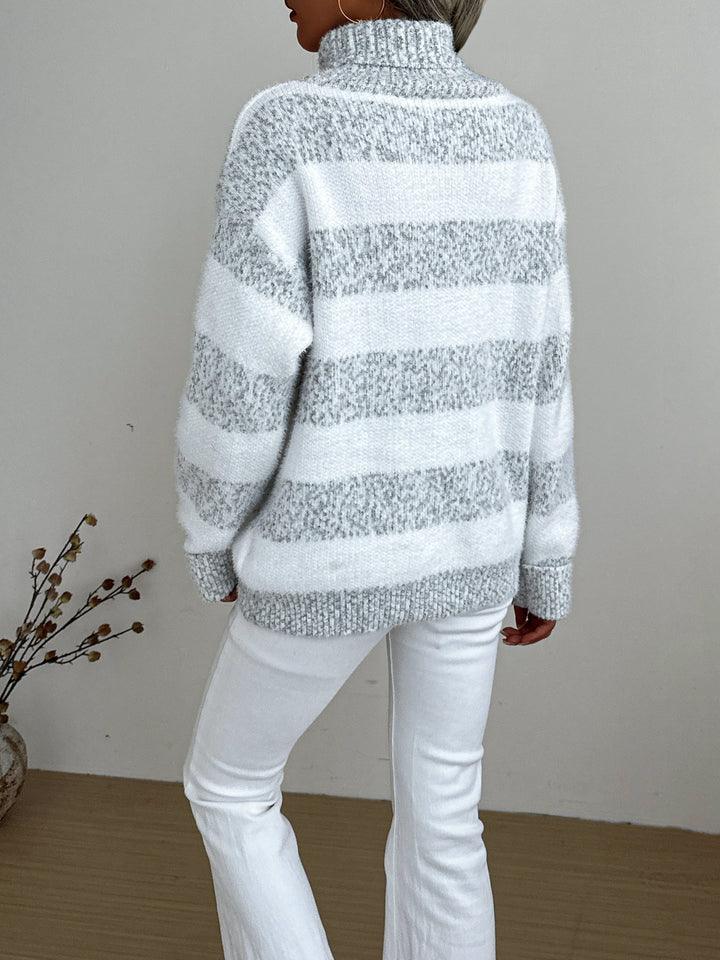 Stylowy damski sweter w modne paski z wysokim golfem. Elegancki i swobodny wybór na chłodne dni.