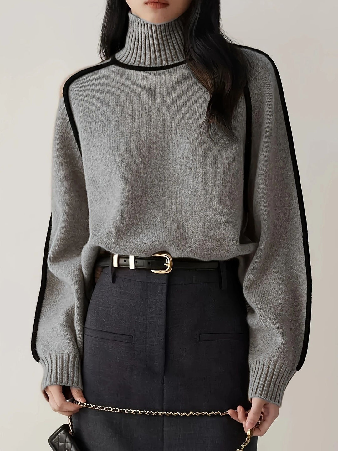 Stylowy damski sweter z długim rękawem, dodający elegancji. Must-have w damskiej szafie.