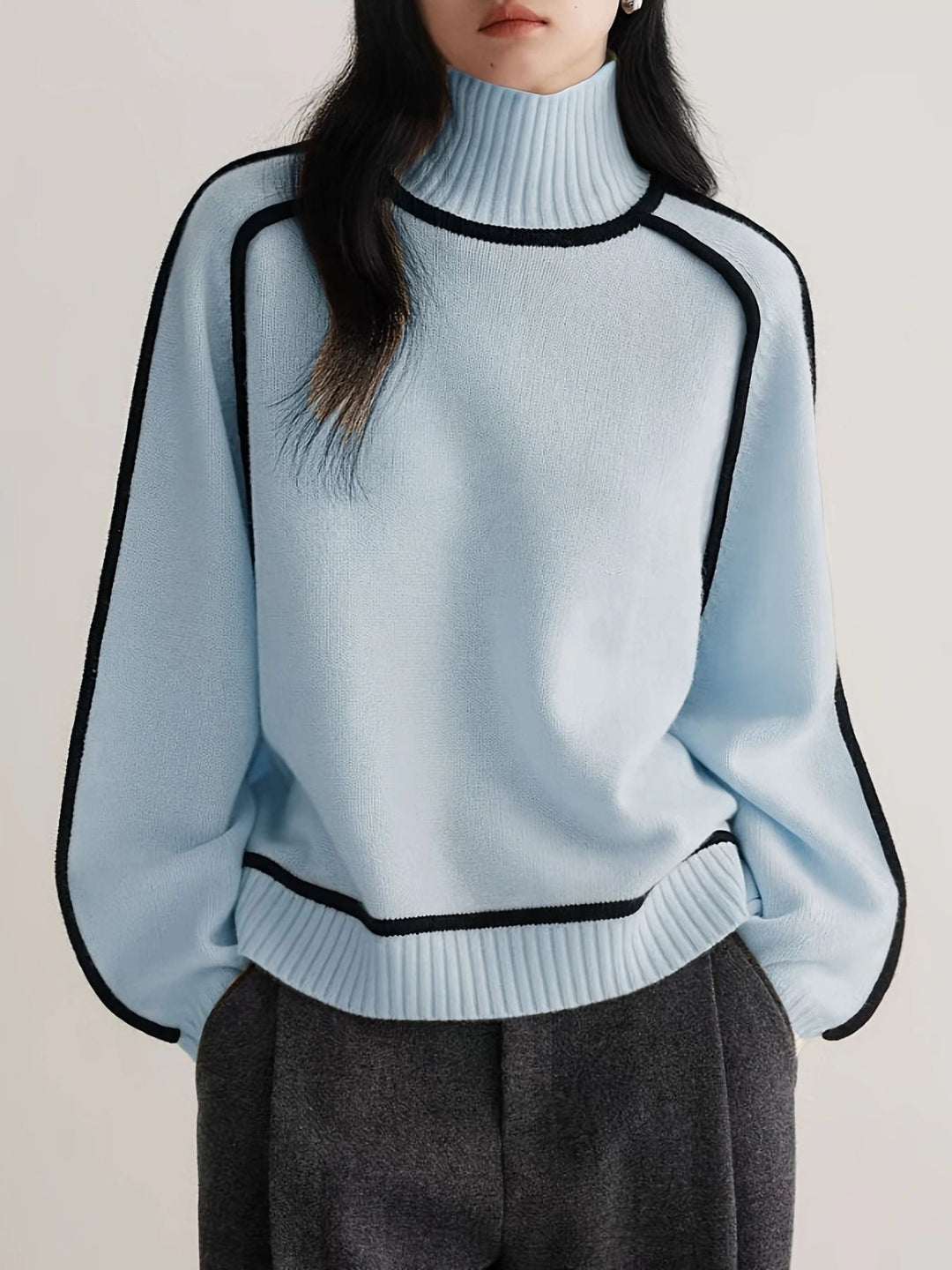 Damski sweter z długim rękawem, idealny do casualowych i eleganckich zestawień. Wygoda i styl.