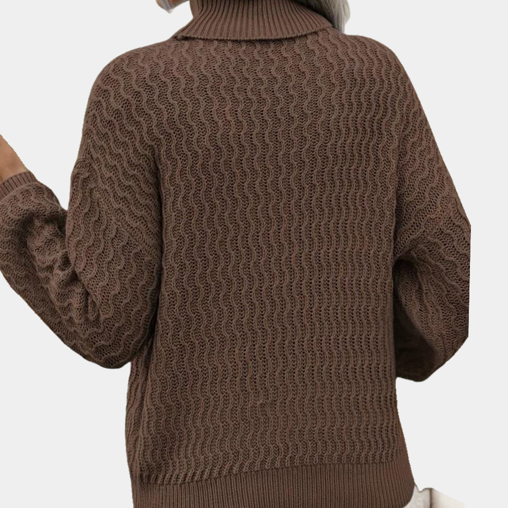 Ciepły, modny damski sweter z wysokim golfem. Miękki, zimowy, zapewnia komfort noszenia i elegancki casualowy styl.
