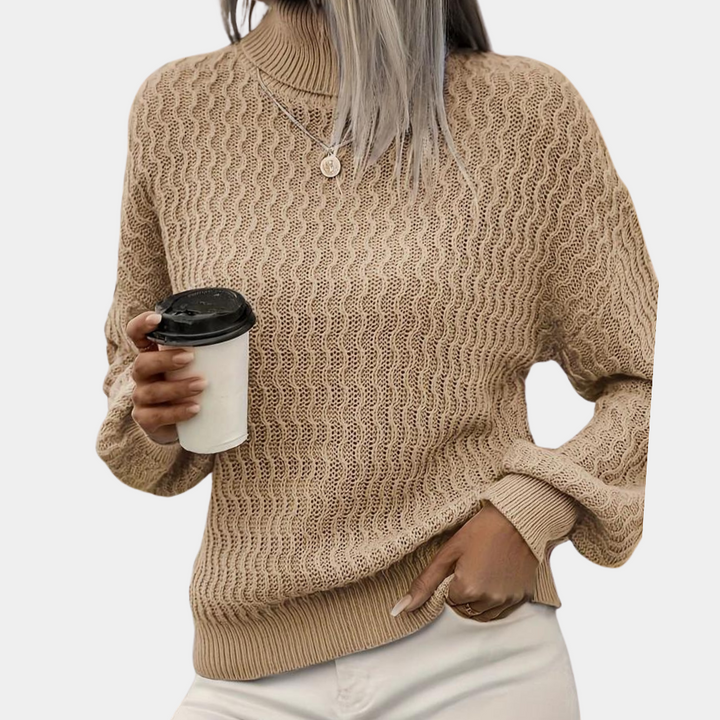 Elegancki damski sweter z golfem, dostępny w morelowym lub kawowym kolorze. Modny fason na jesień i zimę, pełen komfortu.