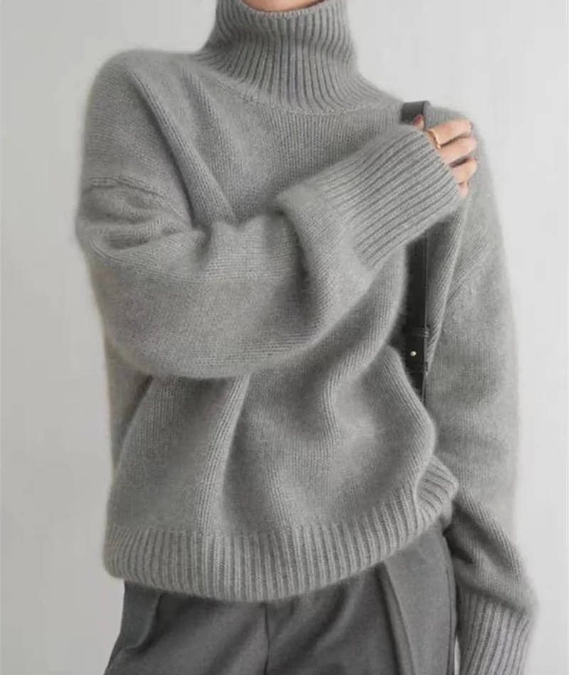 Kobieta w szarym swetrze z golfem w stylu oversize