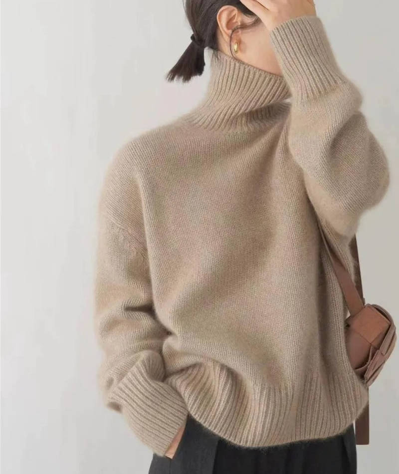 Ciepły sweter damski z golfem w modnym oversize'owym kroju na zimę