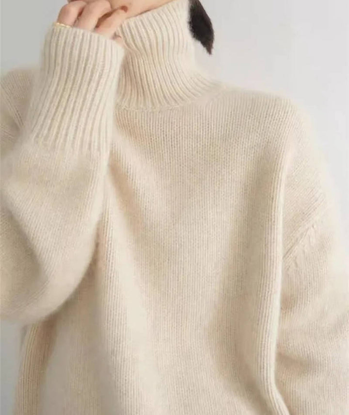 Damski sweter zimowy z golfem, luźny krój oversize w neutralnym kolorze