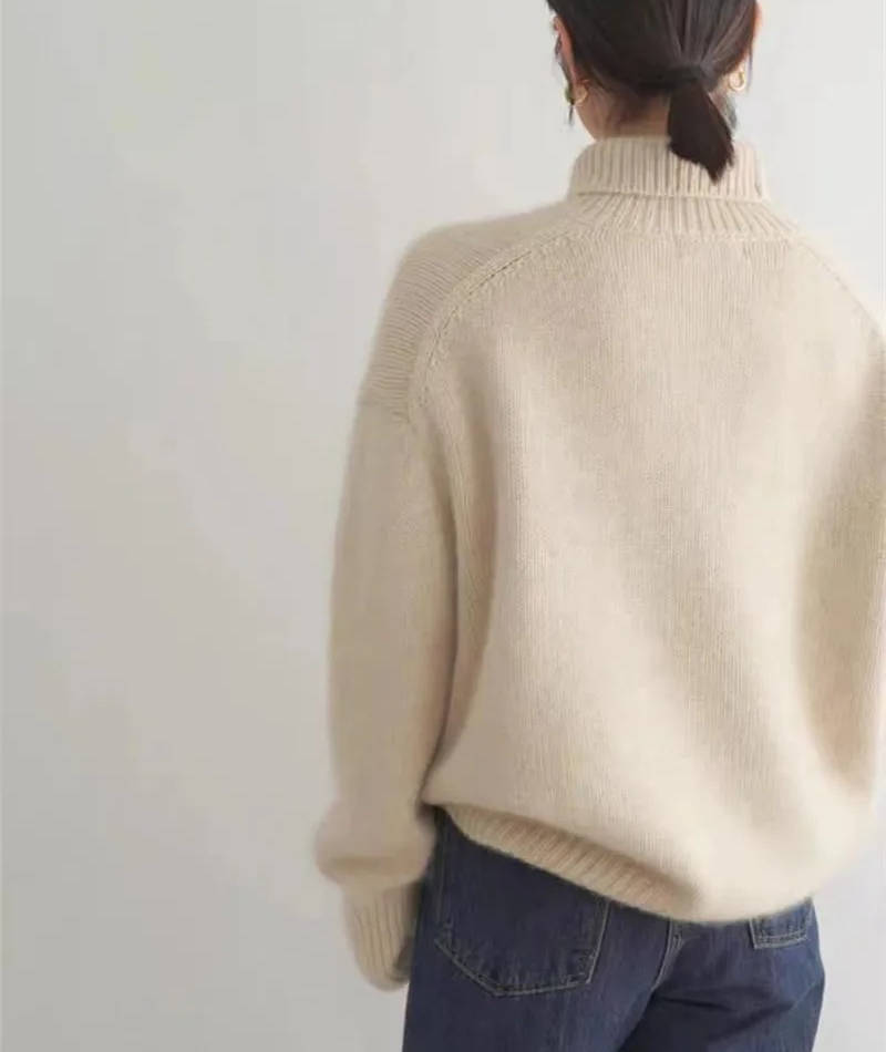 Modny damski sweter oversize z ciepłym golfem do zimowych stylizacji