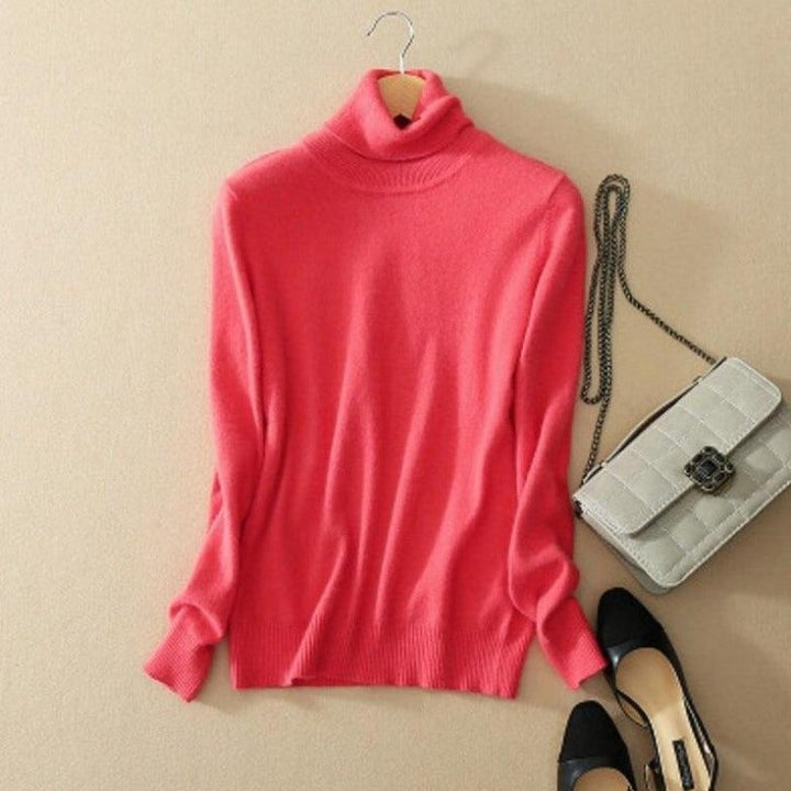Komfortowy damski sweter z golfem, z miękkiej dzianiny. Casualowy styl, ściągacze, idealny na zimę.