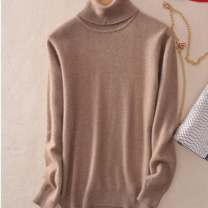 Modny, dopasowany sweter damski z wysokim golfem. Idealny wybór na eleganckie i casualowe stylizacje jesień/zima.