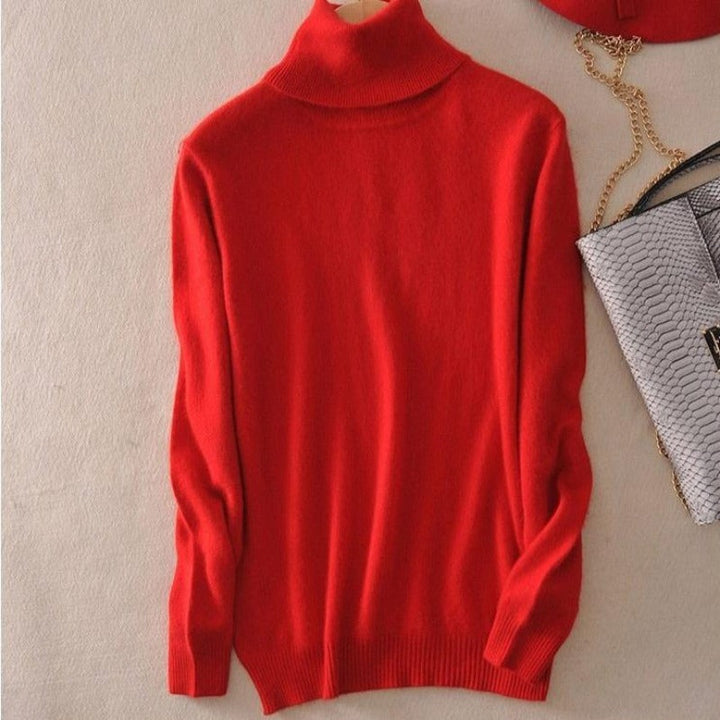 Casualowy, dopasowany sweter damski z golfem. Wygodny i stylowy na co dzień, idealny na jesień/zimę.