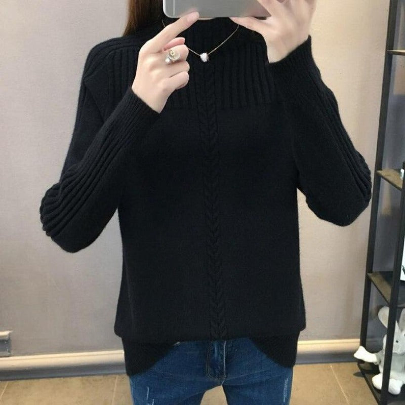 Elegancki, dopasowany sweter damski z wysokim golfem i wyrazistym, ozdobnym splotem.