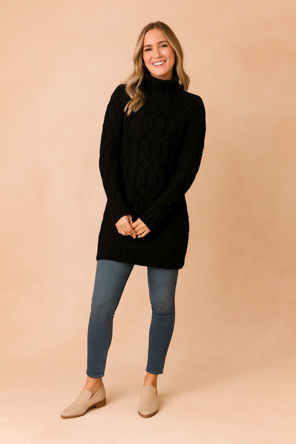 Elegancki, modny damski sweter z golfem i warkoczowym splotem. Idealny na zimowe stylizacje.