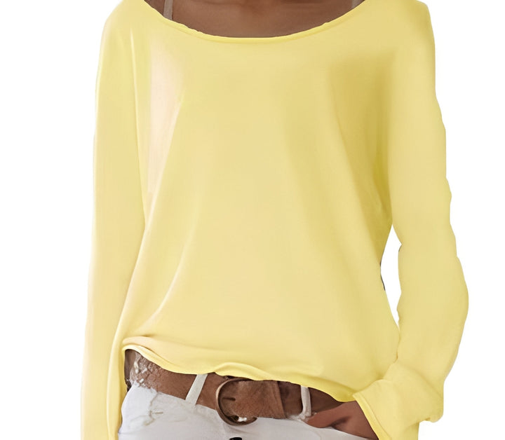 Dzianinowy damski sweter z okrągłym dekoltem. Lekki i modny, świetny na zimowe stylizacje.
