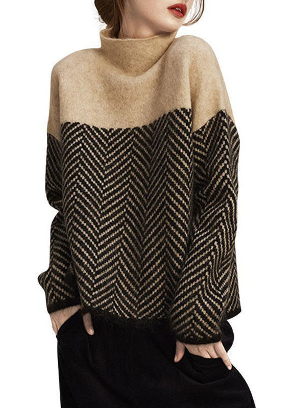 Modny damski sweter golf patchworkowy oversize. Ciepły, casualowy, idealny na chłodne dni.
