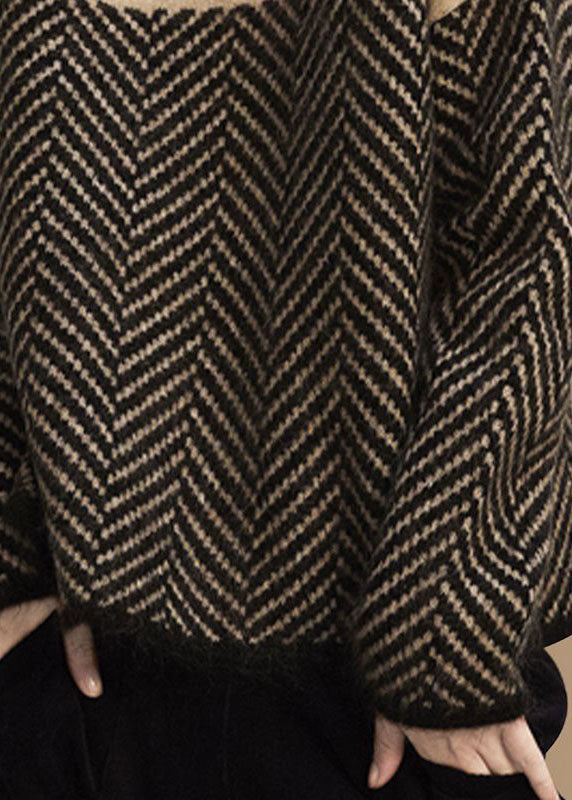 Stylowy damski sweter golf z unikalnym patchworkowym wzorem. Idealny na co dzień i na zimę.