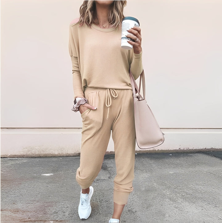 Damski swobodny dres oversize, wygodny komplet na co dzień. Idealna odzież casual na wiosnę i jesień.