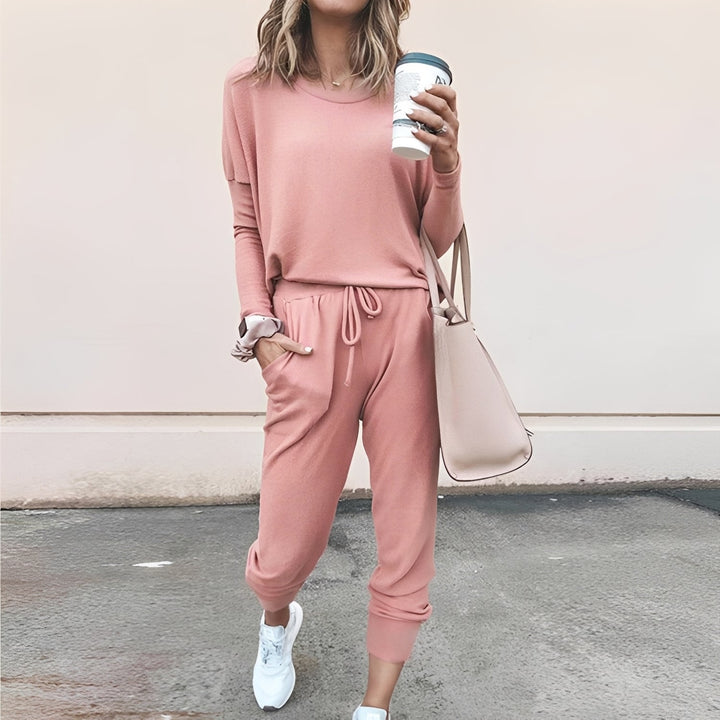 Modny komplet damski dresowy w stylu oversize. Swobodna stylizacja na relaks, wygodny zestaw na co dzień.