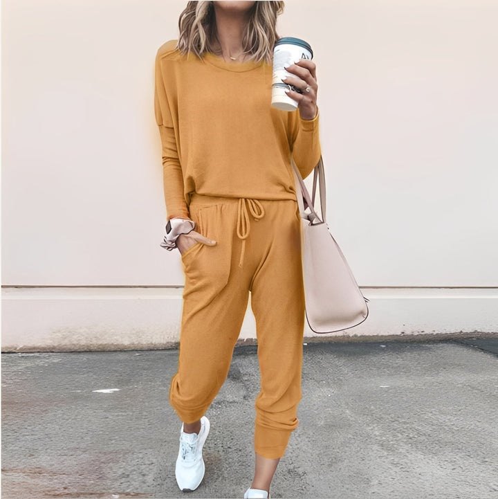 Damski dres casual, modny komplet do codziennych stylizacji. Wygodny zestaw ubrań damskich na każdą okazję.
