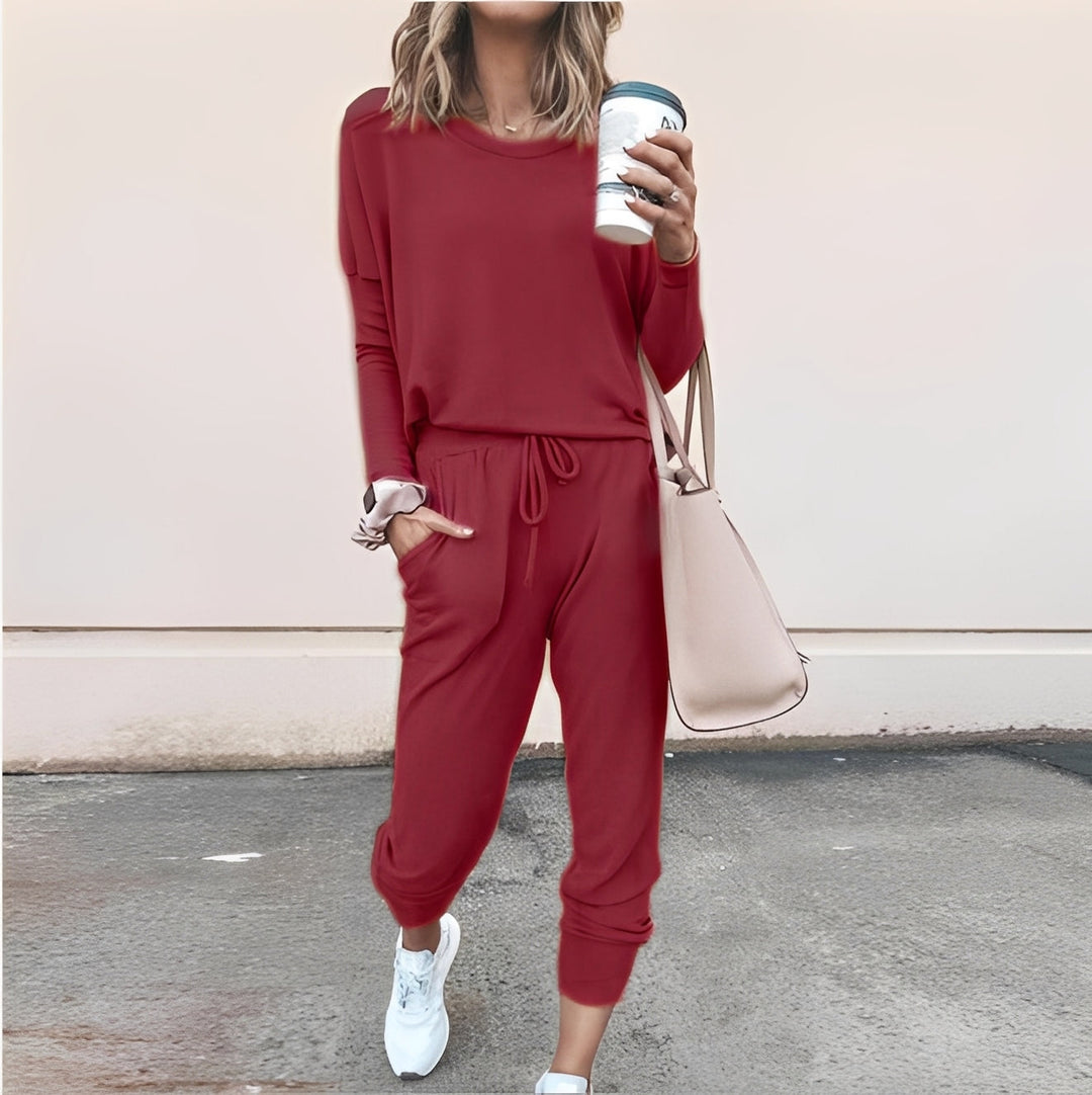 Kobieta w modnym dresie damskim oversize. Komfortowa stylizacja codzienna na wiosnę i jesień, swobodny fason.