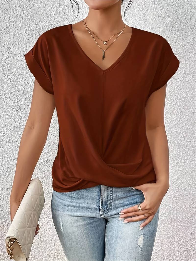 Stylowy T-shirt damski Ewelina z dekoltem V. Miękki, przewiewny materiał i luźny krój zapewniają wygodę.