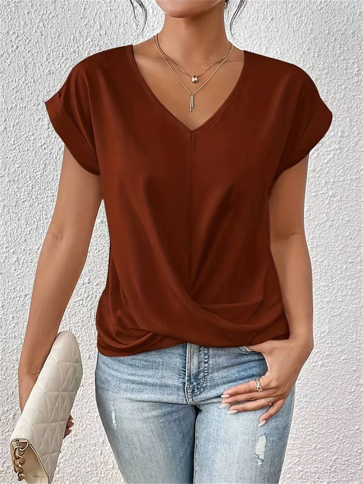 Stylowy T-shirt damski Ewelina z dekoltem V. Miękki, przewiewny materiał i luźny krój zapewniają wygodę.
