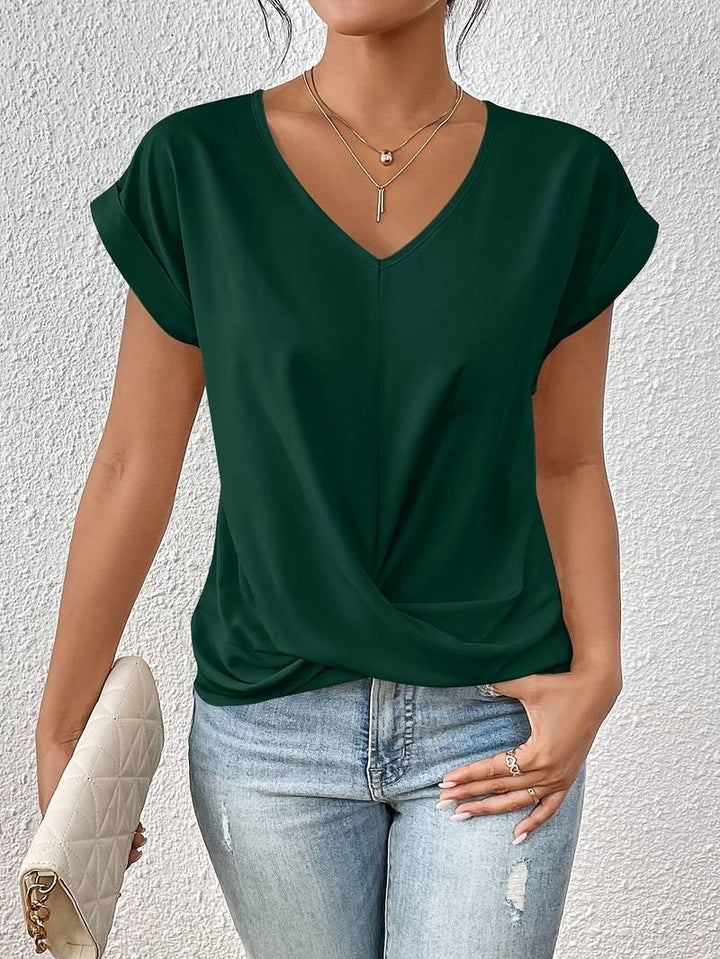 Basicowy T-shirt damski Ewelina z dekoltem V. Komfortowa góra o luźnym kroju, idealna do letnich zestawów.