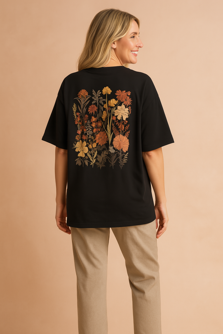 Damski t-shirt oversize z elegancką kieszonką w kwiaty. Modna casualowa bluzka na lato.