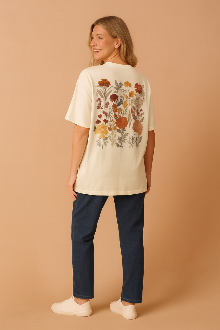Beżowy t-shirt oversize damski z kwiatową kieszonką. Wygodna letnia koszulka idealna na co dzień.
