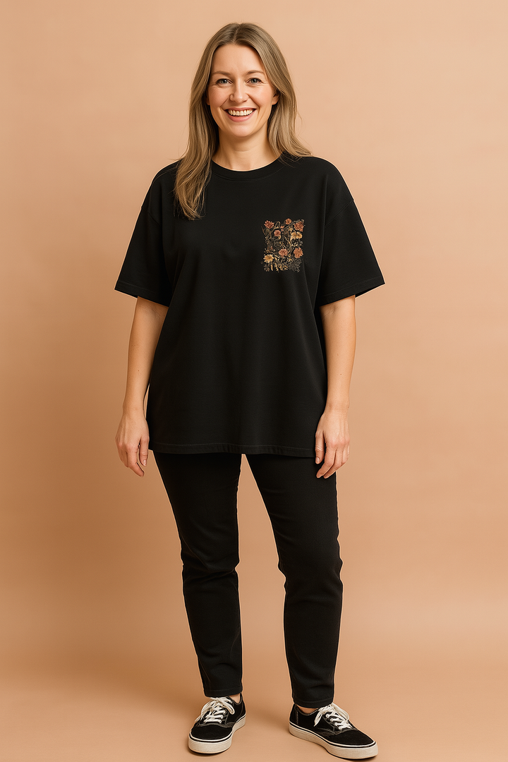 Czarny t-shirt oversize z haftowaną kieszonką w kwiaty. Stylowa bluzka damska, idealna do stylizacji dziennych.