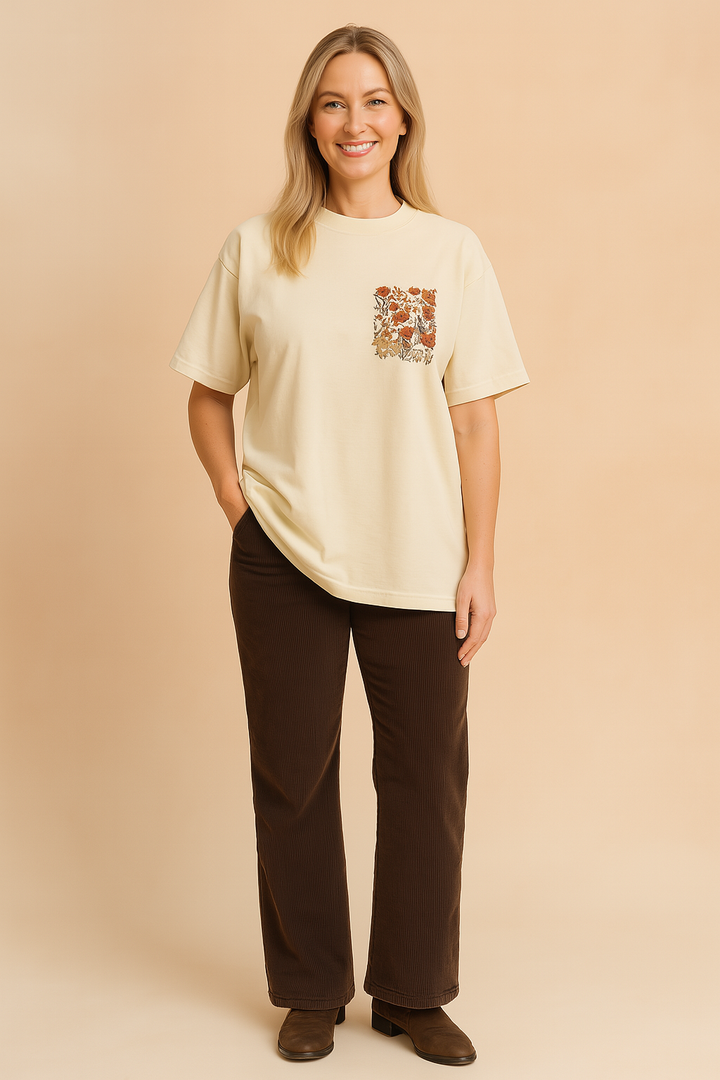 Modny t-shirt damski oversize z eleganckim kwiatowym haftem na kieszonce. Komfortowa koszulka.
