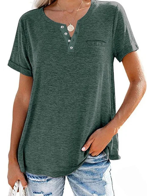 Uniwersalny damski t-shirt z krótkim rękawem. Wygodna koszulka, która pasuje do wielu stylizacji na co dzień.