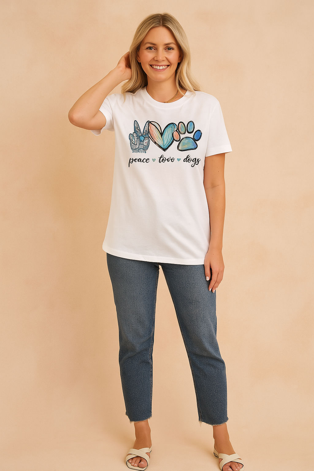 Damski T-shirt z nadrukiem "Peace Love Dogs", idealny dla psiarzy. Modna, letnia koszulka casual.