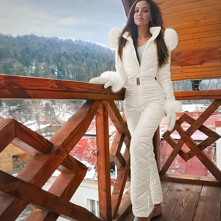 Stylowy damski kombinezon narciarski. Taliowany krój, kaptur i pasek zapewniają komfort oraz elegancję na stoku.