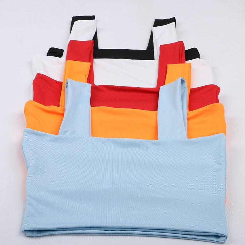 Dopasowany damski tank top basic z kwadratowym dekoltem i szerokimi ramiączkami, wygodny krój.
