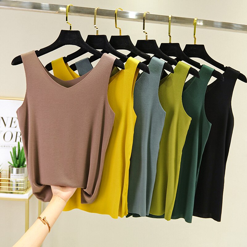 Damski tank top z dekoltem V, na cienkich ramiączkach, w luźnym fasonie. Idealny na lato.