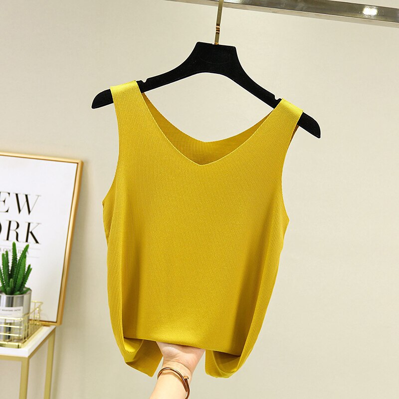 Stylowy damski tank top z dekoltem V i ramiączkami. Letni, kolorowy top, idealny na każdą okazję.