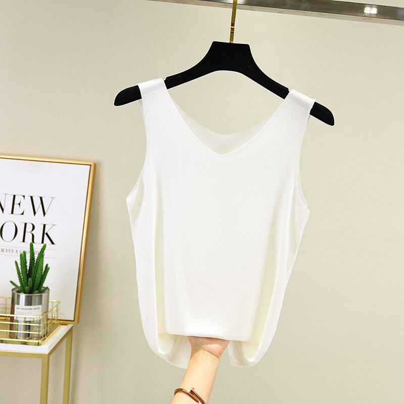 Kolorowy damski tank top z dekoltem V, na ramiączkach. Bluzka bez rękawów, modna i wygodna.