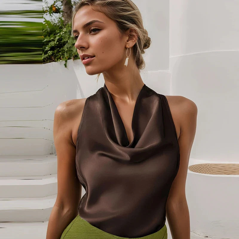 Stylowy damski top halter z drapowanym dekoltem, podkreślający szyję. Idealny na letnie wyjścia.