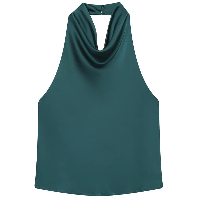 Kobieta w modnym topie halter z drapowaniem. Damski letni top bez rękawów, idealny do casualowych stylizacji.