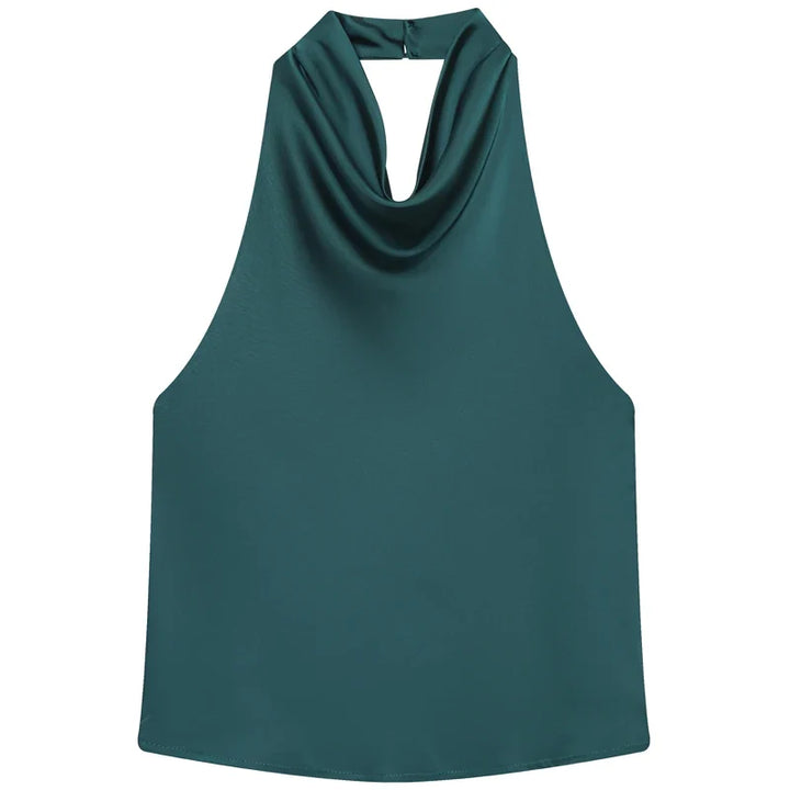 Kobieta w modnym topie halter z drapowaniem. Damski letni top bez rękawów, idealny do casualowych stylizacji.