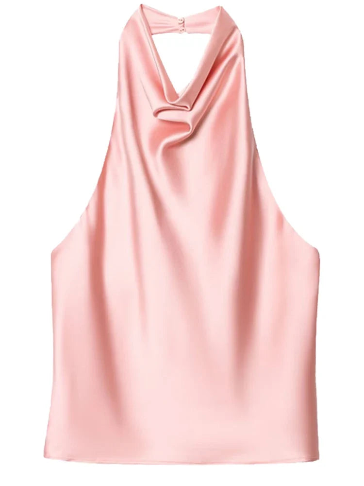 Detail drapowanego dekoltu w damskim topie halter. Miękki, letni materiał, bez rękawów. Modny element.