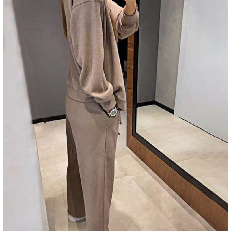 Elegancki sweterkowy zestaw wełniany, modny design dla współczesnych kobiet.