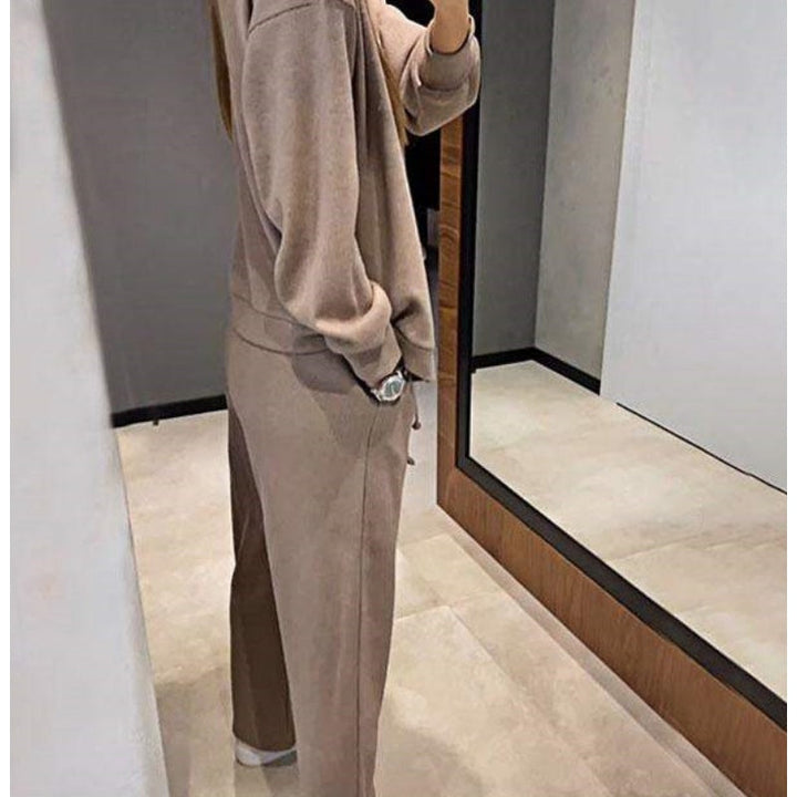 Elegancki sweterkowy zestaw wełniany, modny design dla współczesnych kobiet.