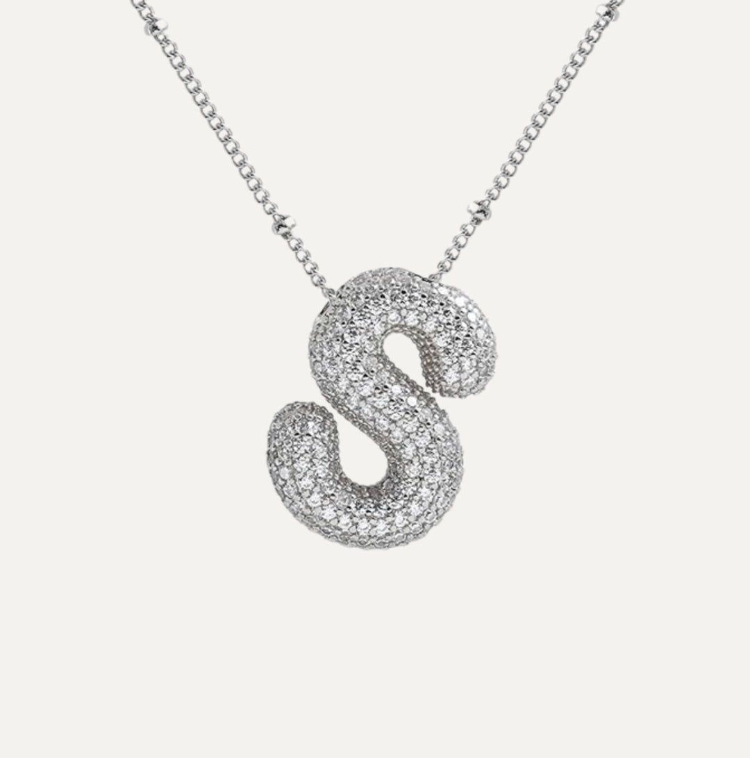 Złoty naszyjnik damski, diamentowa litera, symbol elegancji i stylu.