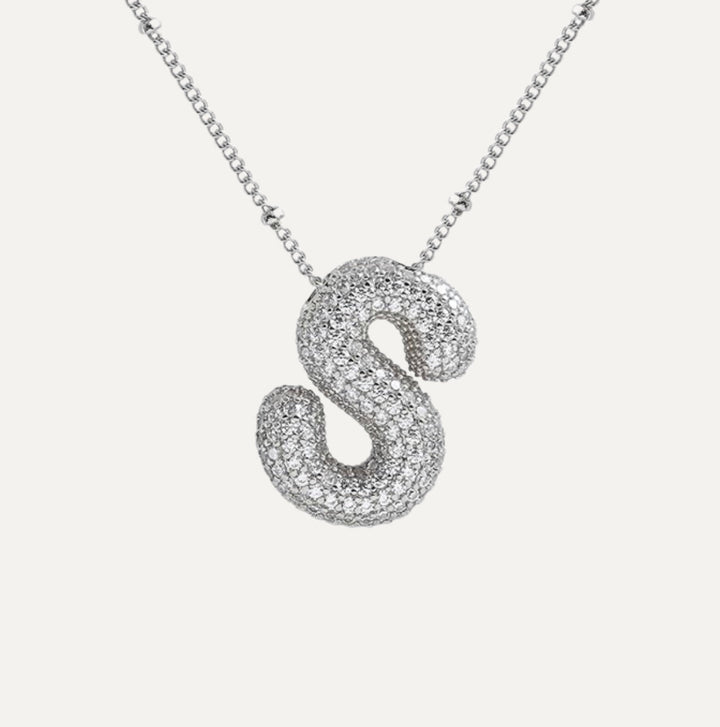 Złoty naszyjnik damski, diamentowa litera, symbol elegancji i stylu.
