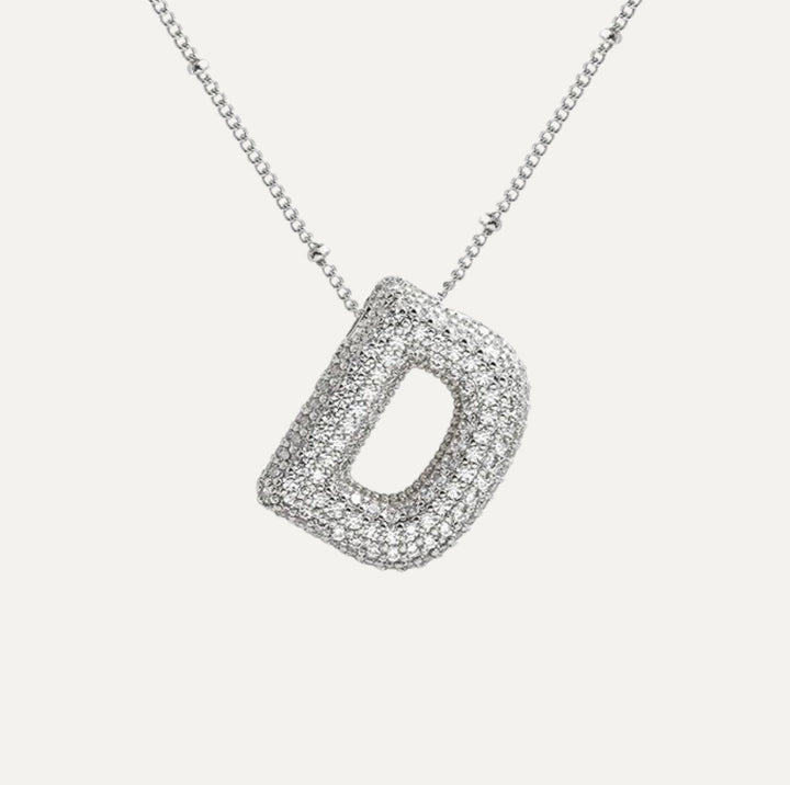 Lśniący złoty naszyjnik z diamentową literą I, elegancki, damska biżuteria na wyjątkowe chwile.