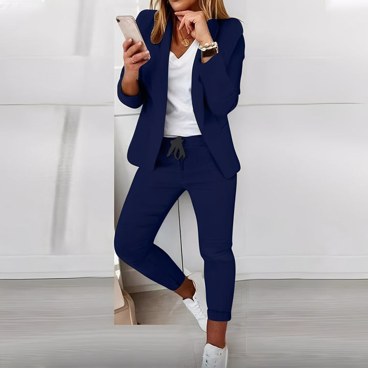 Detale eleganckiego damskiego zestawu Madelyn. Modny krój bluzki i spodni, zapewniający wygodę i styl.